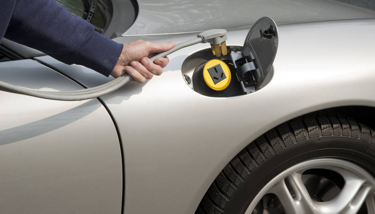 Auto elettriche: entro il 2030 in Italia 73.000 colonnine pubbliche di ricarica